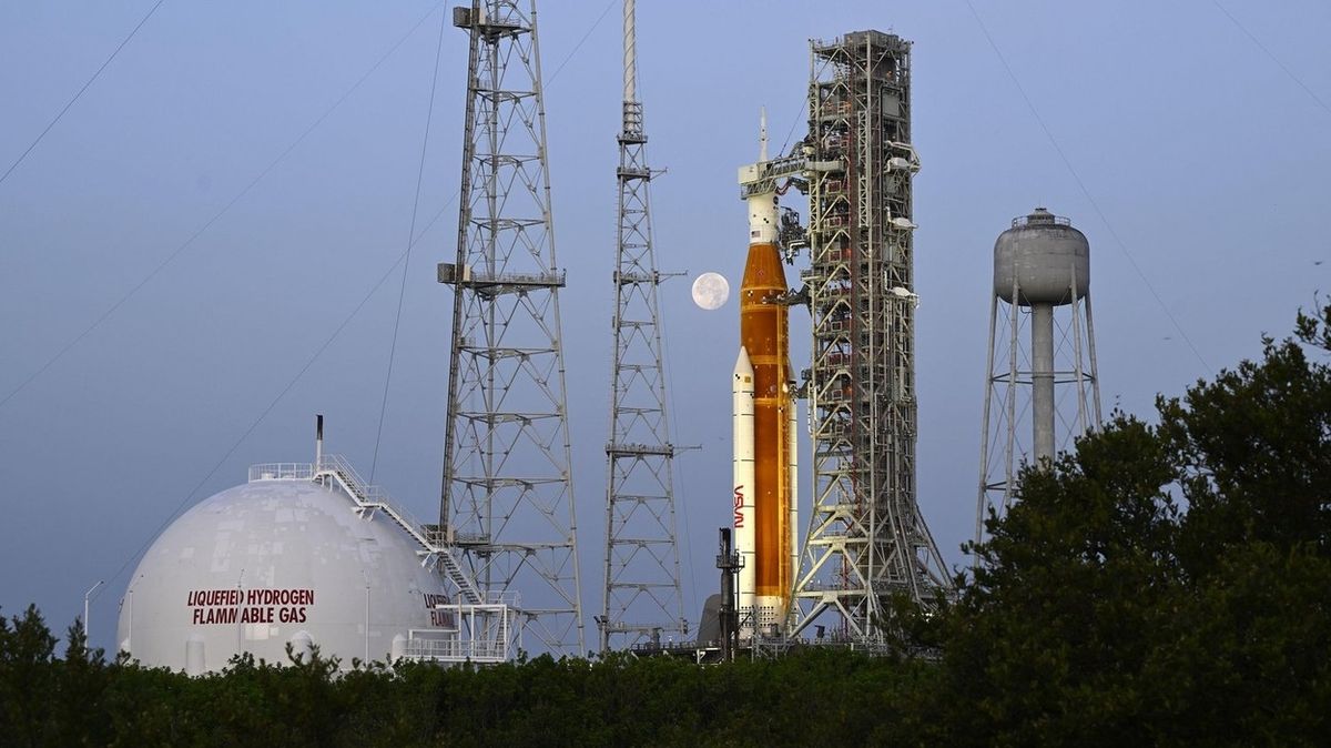 NASA provedla testovací odpočet měsíční rakety. Zkoušku komplikoval unikající vodík